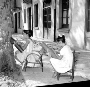 Calella de Palafrugell (Costa Brava) Twee meisjes, vermoedelijk Rosemaria en Ce, Bestanddeelnr 254-0845