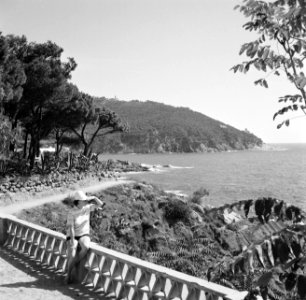 Calella de Palafrugell (Costa Brava) Vrouw bekijkt het landschap zittende op ee, Bestanddeelnr 254-0839