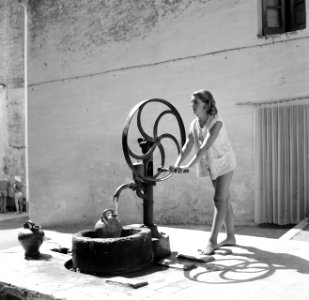 Calella (Costa del Maresme) Jonge vrouw pompt water op straat, Bestanddeelnr 254-0831