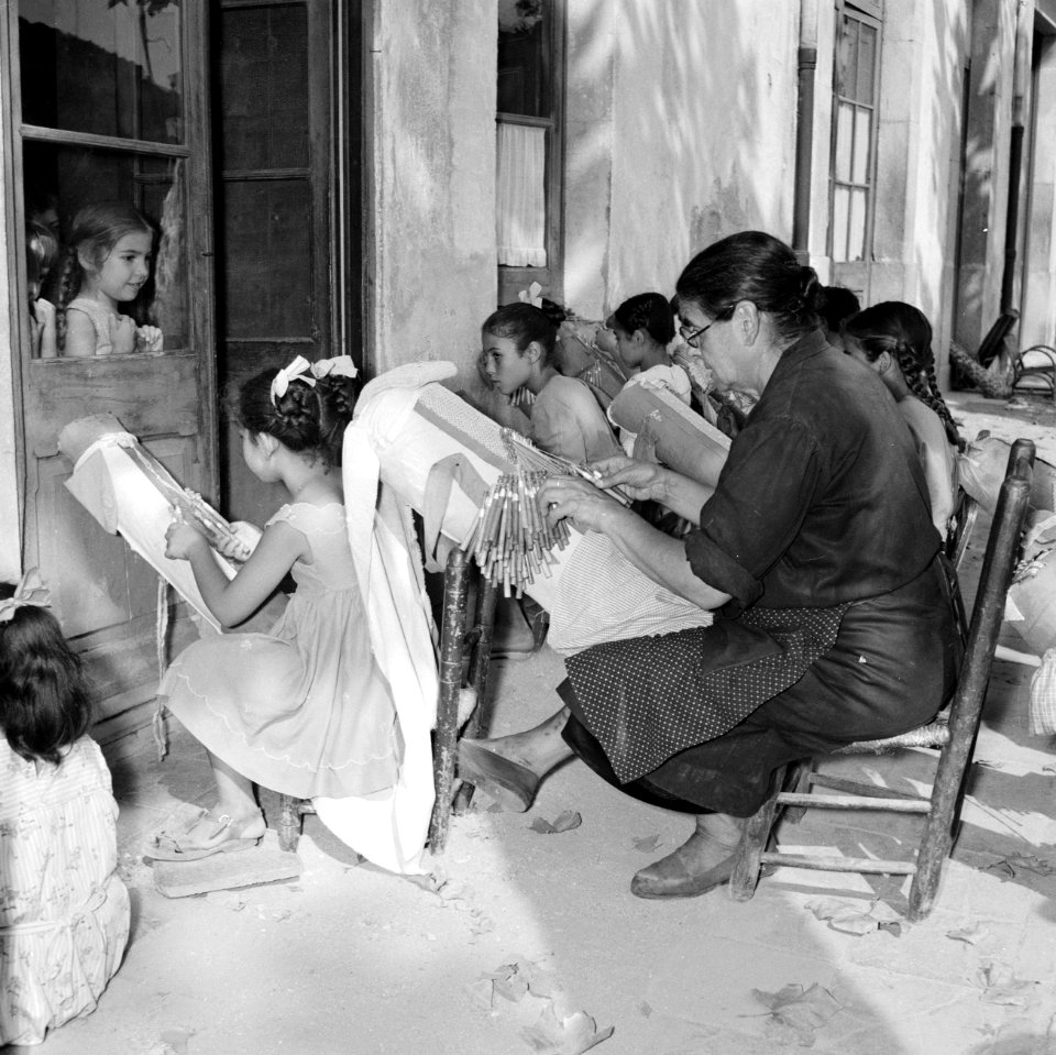 Calella de Palafrugell (Costa Brava) Jonge meisjes en een oudere dame aan het k, Bestanddeelnr 254-0846