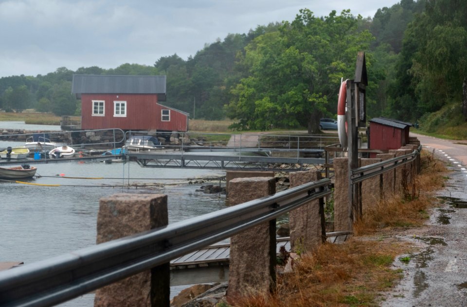 By the road in the rain at Holma marina