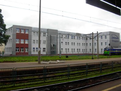 Bydg Główna - widok z peronu 3 na biurowiec PESA