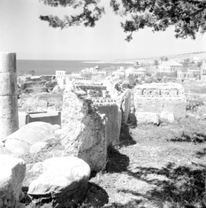 Byblos met op de voorgrond ruïnes, op de achtergrond de Middellandse Zee en het , Bestanddeelnr 255-6372
