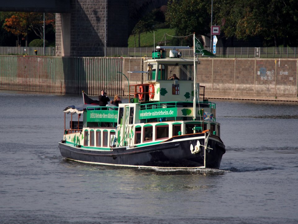 CÄCILIA, ENI 04303190 on the Moselle river at Koblenz at the Deutches Eck, pic6