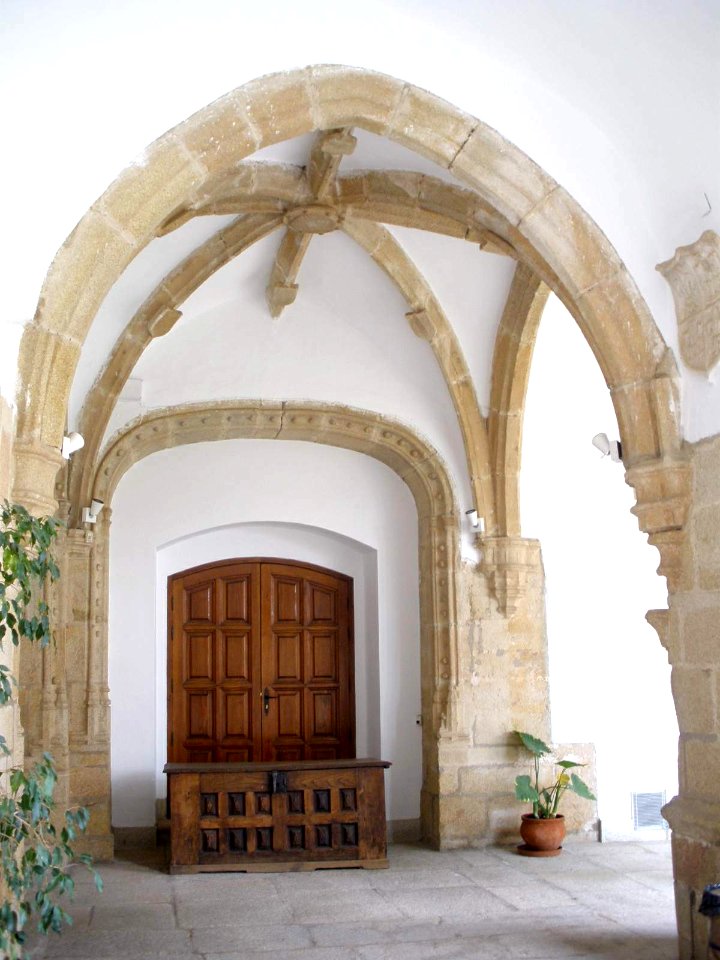 Cáceres - Monasterio de San Francisco el Real, claustro principal 01