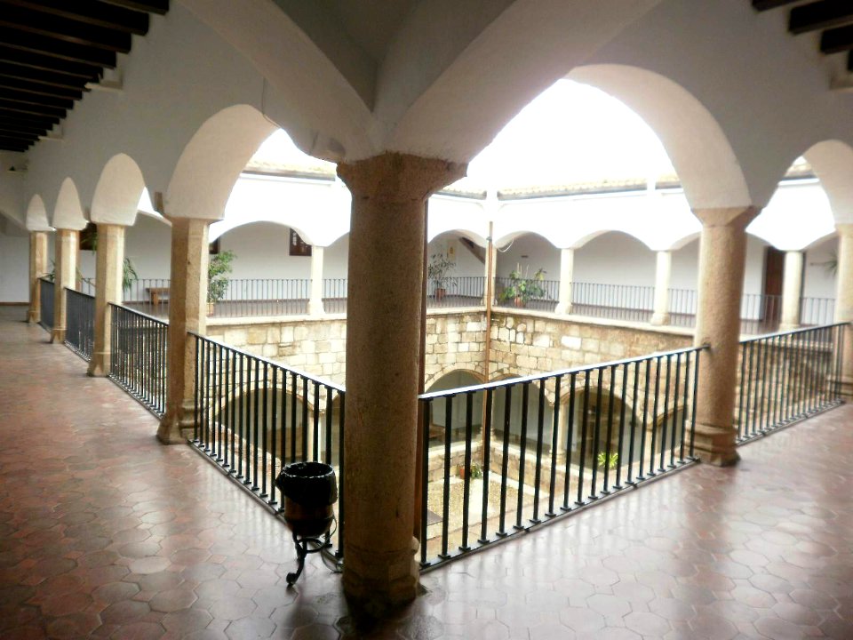 Cáceres - Monasterio de San Francisco el Real, claustro Europa 9