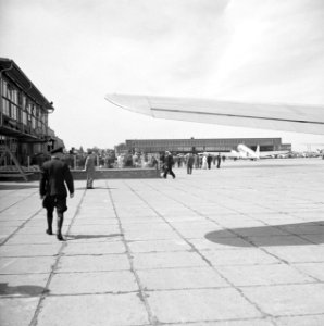 Café-terras De wijde blik met op de achtergrond een grote hangar en een gepark, Bestanddeelnr 254-2416