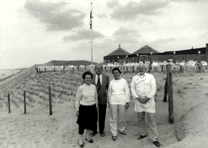 Café-restaurant Parnassia v.l.n.r. Vader en moeder Doodeman, dochter Jacqueline en kok Jan Smit. Aangekocht in 1991 van United Photos de Boer bv. - Negatiefnummer 32626 k 22 a. - Gepubliceerd in het H