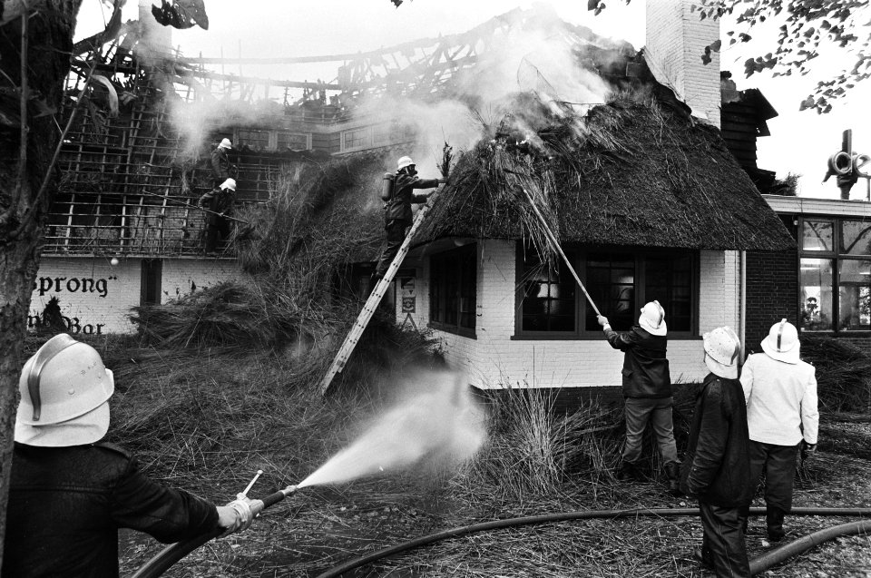 Cafe Restaurant De Driesprong in Oud Loosdrecht afgebrand, Bestanddeelnr 929-9494