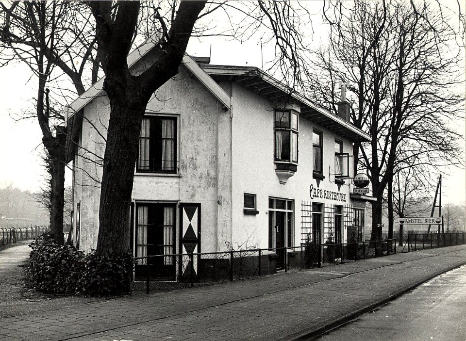 Café Rusthoven, (Brederodelaan), zuid-oostzijde. Aangekocht in 1977 van fotograaf C. de Boer. Identificatienummer 54-004394, NL-HlmNHA 1478 25900 K 38