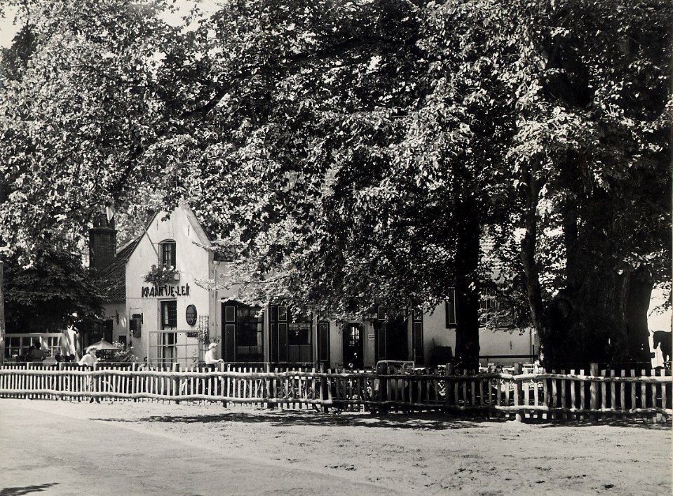 Café-restaurant Kraantje Lek, bij de Blinkert te Overveen. Aangekocht in 1976 van fotograaf C. de Boer. Identificatienummer 54-010269, NL-HlmNHA 54010269