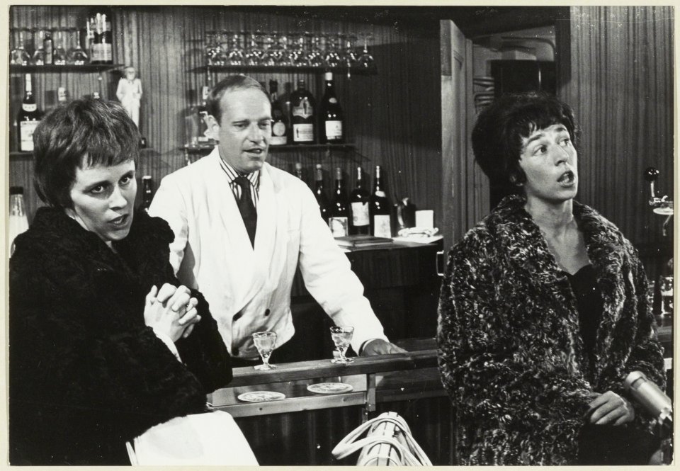 Café Adam en Eva. De eigenaar Frans Koster, zijn vrouw Fiet (rechts) + Margriet de Groot, NL-HlmNHA 54004379