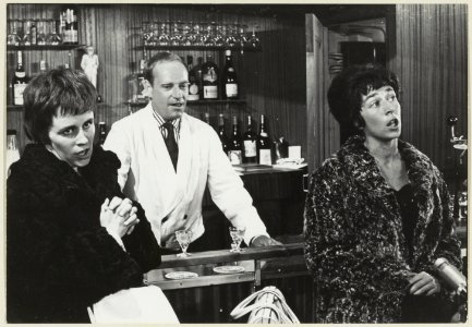 Café Adam en Eva. De eigenaar Frans Koster, zijn vrouw Fiet (rechts) + Margriet de Groot, NL-HlmNHA 54004379