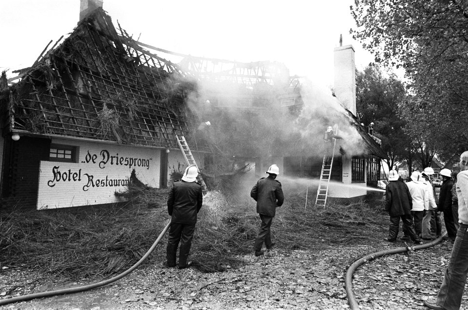 Cafe Restaurant De Driesprong in Oud Loosdrecht afgebrand, Bestanddeelnr 929-9493