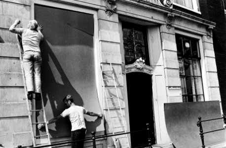 Cafehouders op Gelderse Kade blinderen de ramen, Bestanddeelnr 930-9677 photo