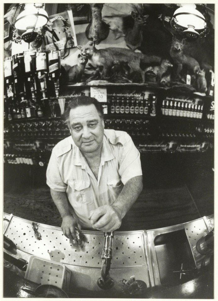 Café Lobbes in de Smedestraat met eigenaar Ed Strootman. NL-HlmNHA 54031955