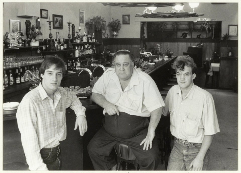 Café-dansant Lobbes aan de Smedestraat, Ed Strootman met zijn zoon Charles(links) en Michel (rechts). NL-HlmNHA 54020693