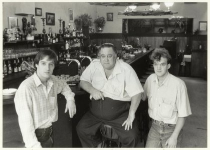 Café-dansant Lobbes aan de Smedestraat, Ed Strootman met zijn zoon Charles(links) en Michel (rechts). NL-HlmNHA 54020693