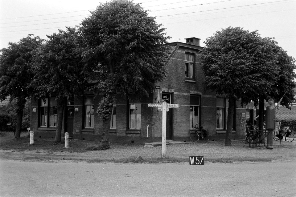 Café Rudolphus aan de Jokweg te De Hoeve (ruilverkaveling Linde-Zuid), Bestanddeelnr 170-2077