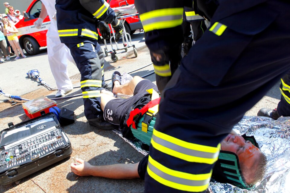Doctor the wounded car accident