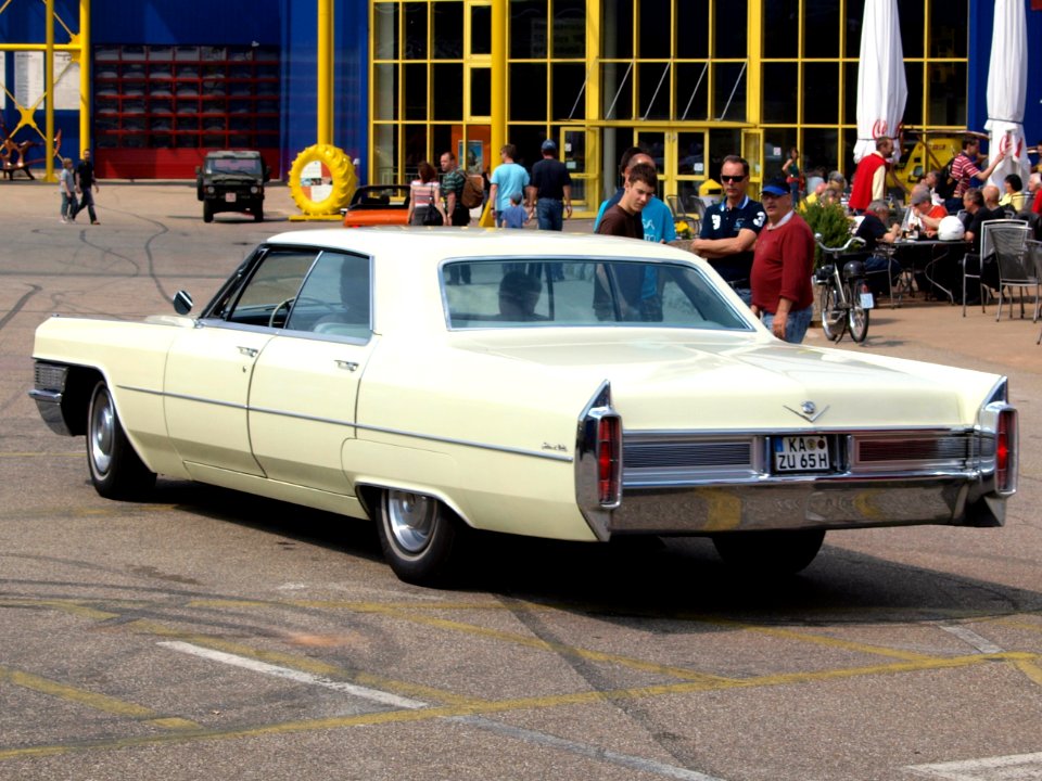 Cadillac Sedan deVille 429 CUI (1964) p3