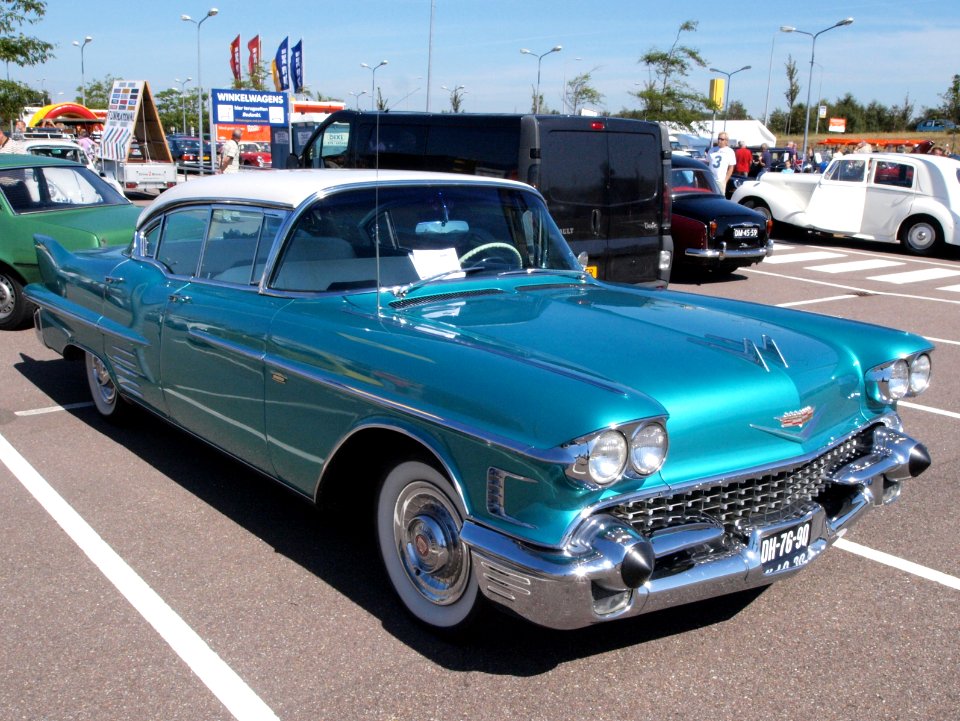 Cadillac Sedan de Ville DH-76-90 pic1