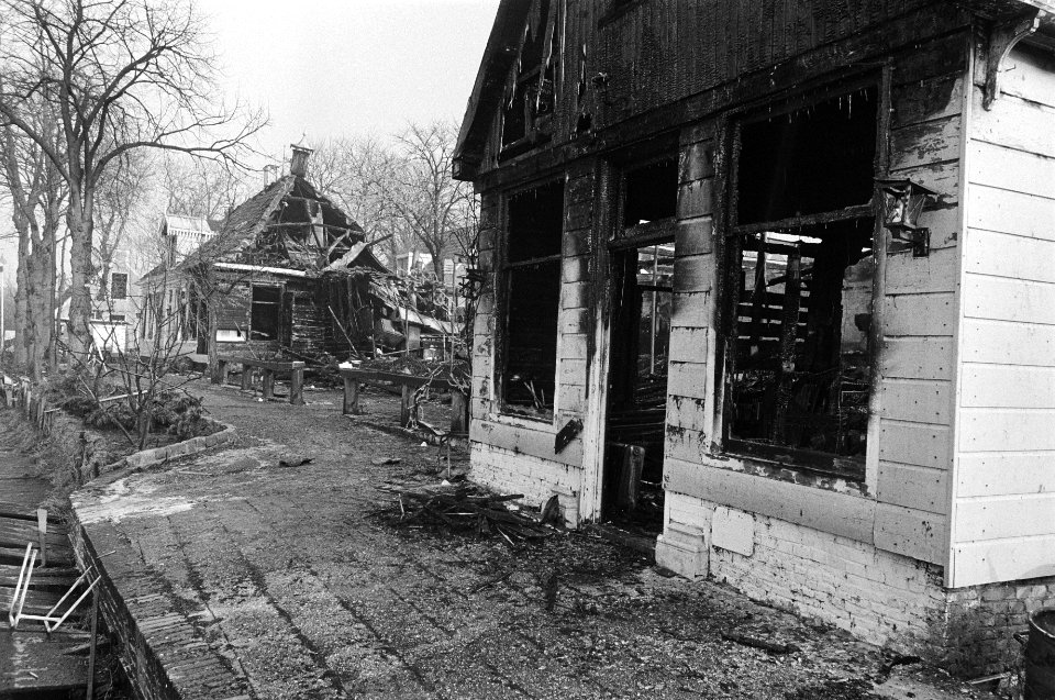 Cafe-restaurant Neeltje Pater in Broek in Waterland afgebrand, groot gedeelte , Bestanddeelnr 931-3366