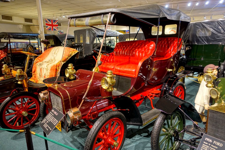 Cadillac Double Tulip Touring automobile, 1906, made by Cadillac Motor Car Co., Detroit, 7 HP, 1 cylinder, gasoline engine - Luray Caverns Car and Carriage Museum - Luray, Virginia - DSC01223