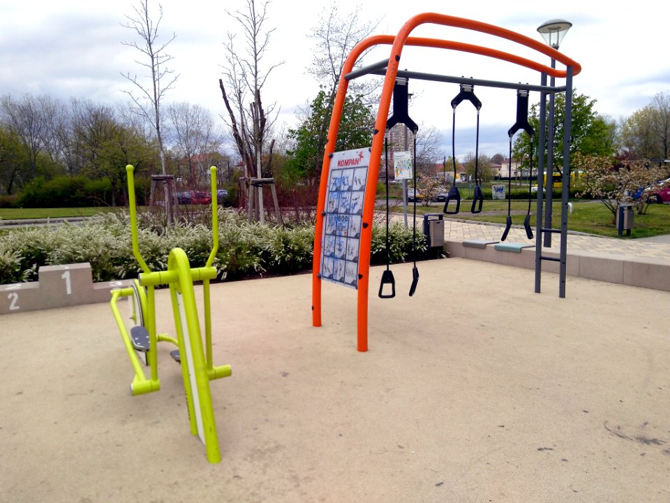 Calisthenics in Berlin-Marzahn (Marzahner Promenade) Schlingentrainer