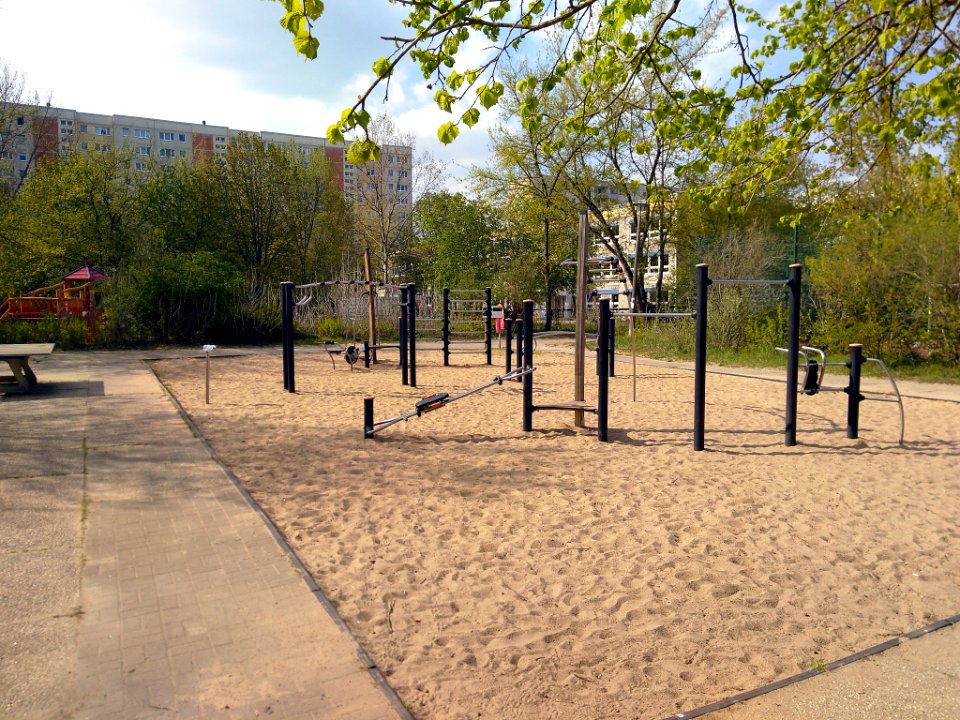 Calisthenics-Anlage in Berlin-Marzahn (nahe Eastgate) 2v2