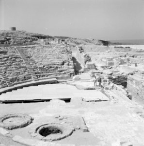 Caesarea. Gezicht op het publieksgedeelte (cavea) en de orchestra van het romein, Bestanddeelnr 255-2651
