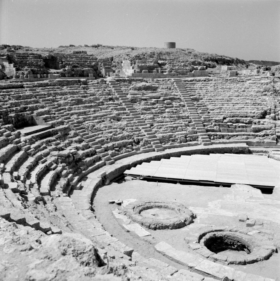 Caesarea. Gezicht op het publieksgedeelte (cavea) en de orchestra van het romein, Bestanddeelnr 255-2649