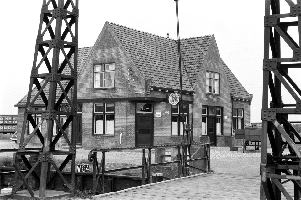 Café De Nekker aan het Buitenburen te Noordwolde (ruilverkaveling Linde-Zuid), Bestanddeelnr 170-2068