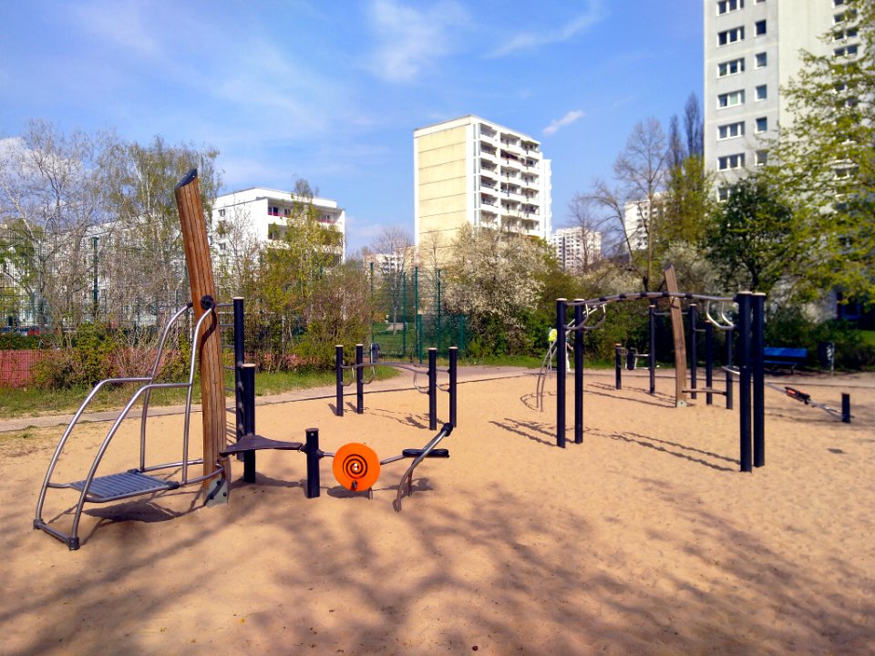 Calisthenics-Anlage in Berlin-Marzahn (nahe Eastgate) 1v2