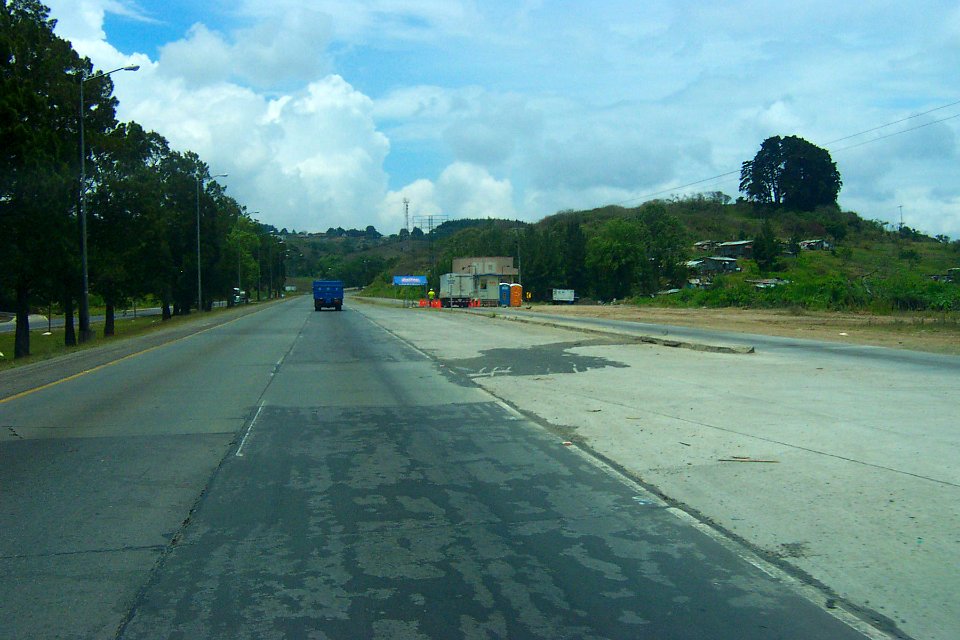 Carretera panamericana entre Tres Rios y Cartago con estacion para pesar vehiculos