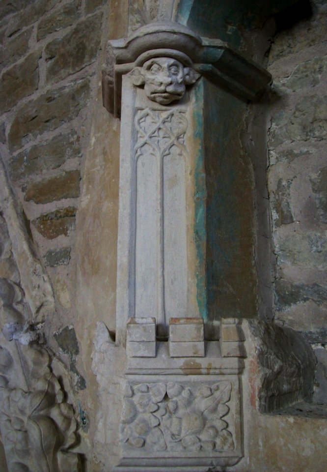 Carving round memorial, St Thomas, Winchelsea