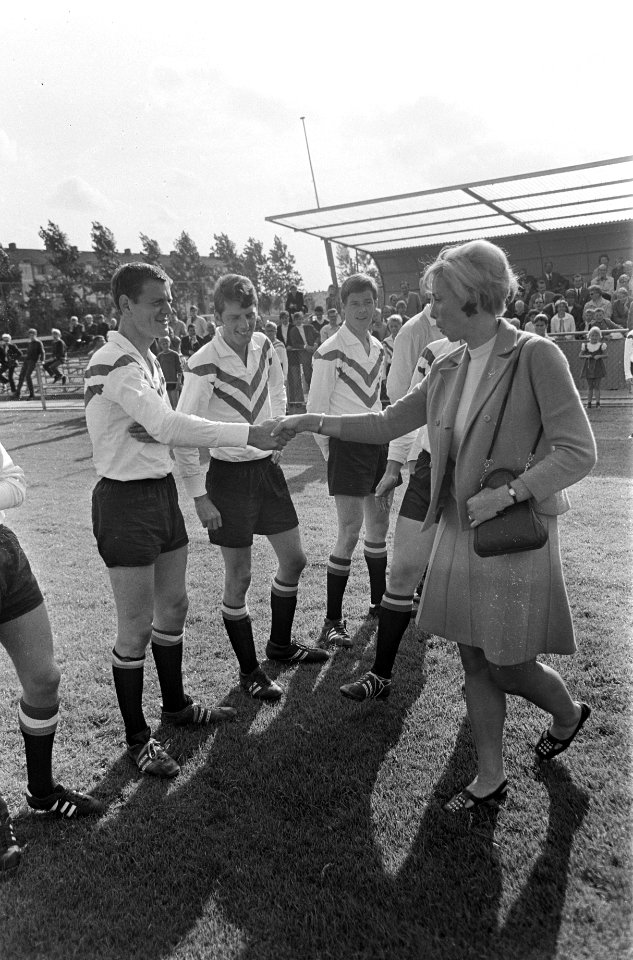 Carry schudt de hand van de voetballers, Bestanddeelnr 921-6394