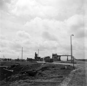 Carriers van de 3e Canadese Infanterie Divisie aan de Kop van de Afsluitdijk Op, Bestanddeelnr 900-2681