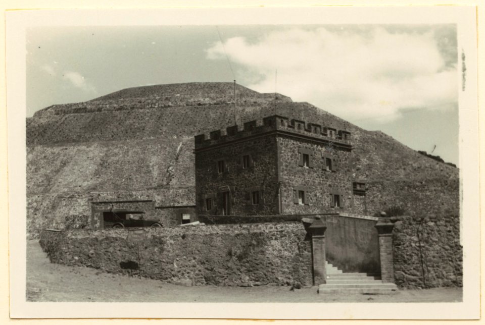 Casa administration vid Solpyramiden. Administrationshuset i Teotihuacan - SMVK - 0307.a.0007.b