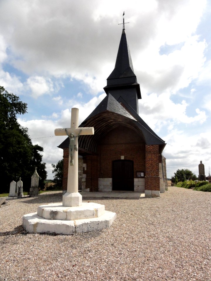 Carville-la-Folletière (Seine-Mar.) église (05) avec croix de cimetière