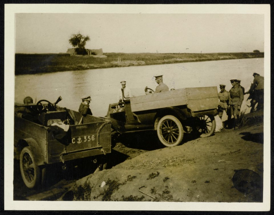 Cars boarding a barge for transfer across the canal., Bestanddeelnr 158-1549