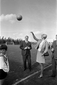 Carry gooit een bal het veld in, Bestanddeelnr 921-6391