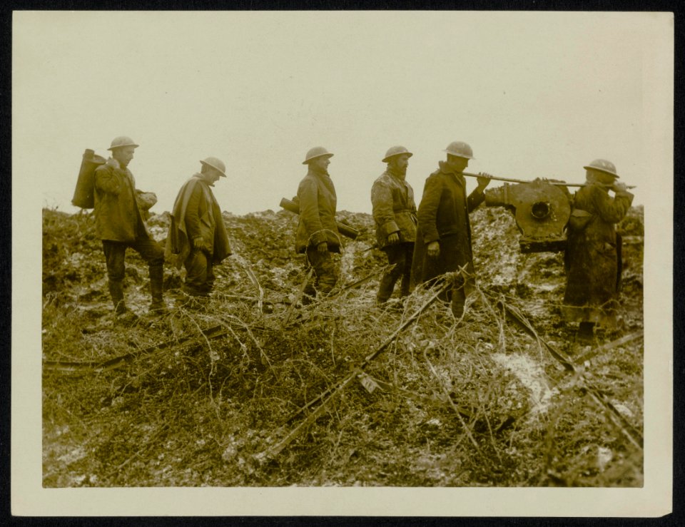 Carrying away a German electric dynamo and fittings captured near Beaumont, Bestanddeelnr 158-0387