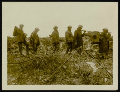 Carrying away a German electric dynamo and fittings captured near Beaumont, Bestanddeelnr 158-0387