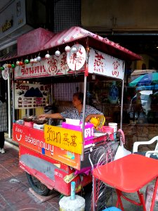 Cart selling bird's nest soup in Yaowarat