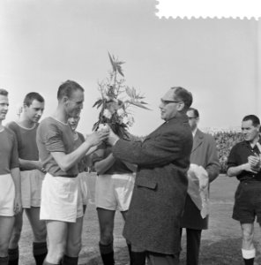 Carol Schuurman speelde 250ste wedstrijd voor ADO Schuurman krijgt bloemen van , Bestanddeelnr 915-0431