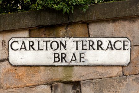 Carlton Terrace Brae street sign, Edinburgh, Scotland, GB, IMG 3614 edit