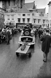 Carnaval optocht in Bergen op Zoom . Carnavalswagen, Bestanddeelnr 923-2329
