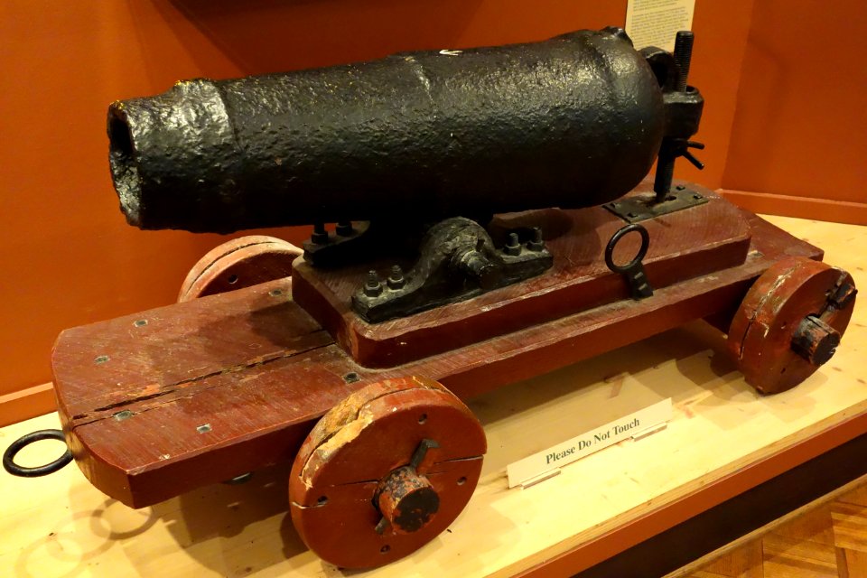 Carronade, apparently used in Alexandria on an American gunboat during the War of 1812 - The Lyceum - Alexandria, Virginia - DSC03441