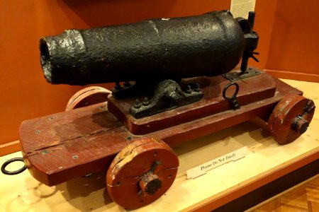 Carronade, apparently used in Alexandria on an American gunboat during the War of 1812 - The Lyceum - Alexandria, Virginia - DSC03441